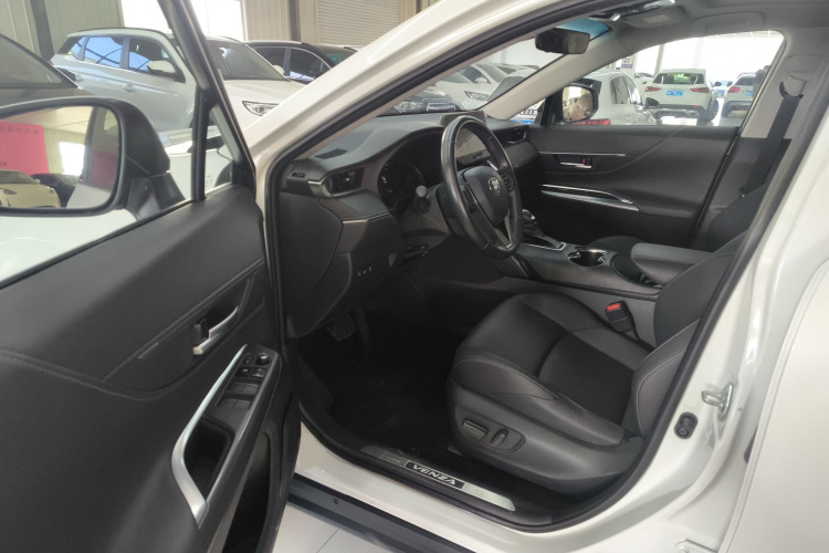 丰田 威飒 2023款 2.0L CVT两驱豪华版中控内饰7003