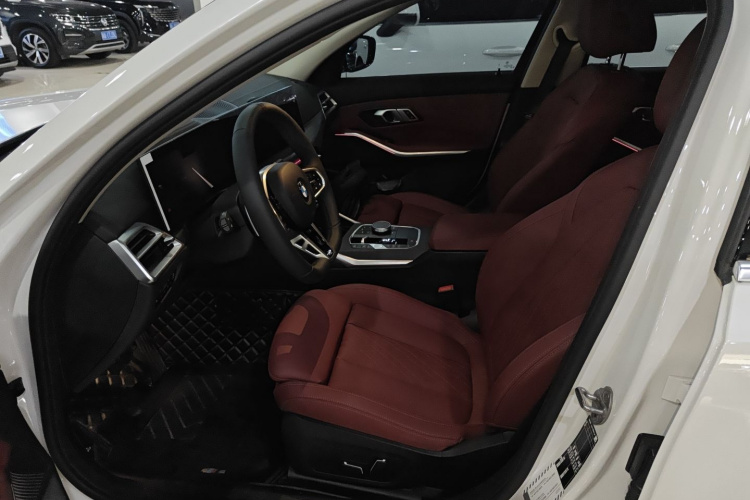 宝马3系 2025款 325Li M运动套装中控内饰19