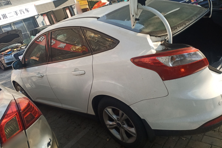 福特 福克斯 2012款 三厢 1.6L 自动风尚型车身外观4