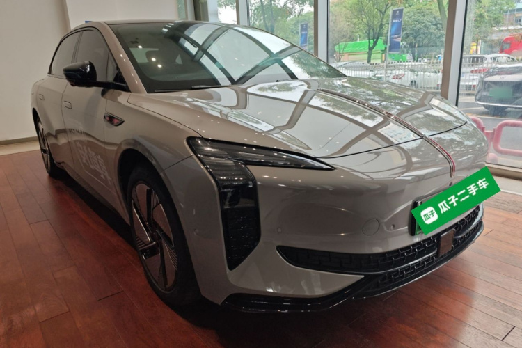 红旗EH7 2025款 640 四驱 智选版车身外观3