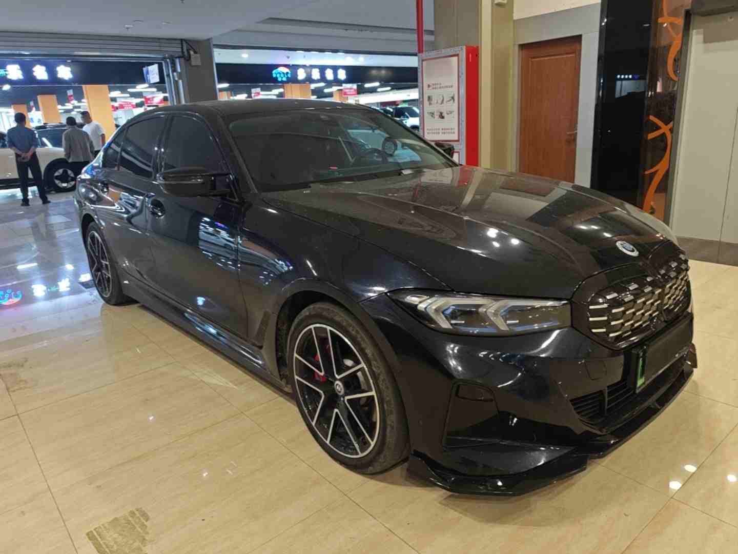 车辆右前45度外观展示