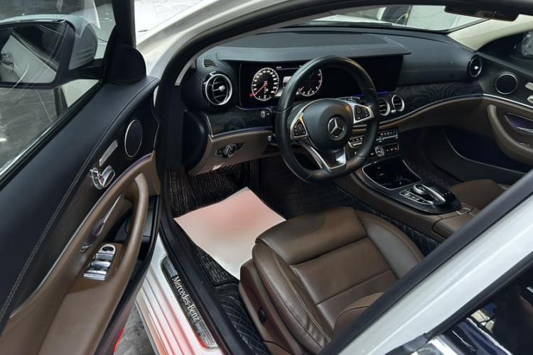 奔驰E级 2018款 改款 E 200 L 运动型 4MATIC中控内饰7002