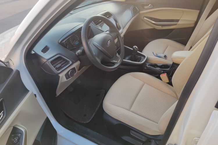 福特 福睿斯 2017款 改款 1.5L 手动舒适型中控内饰19