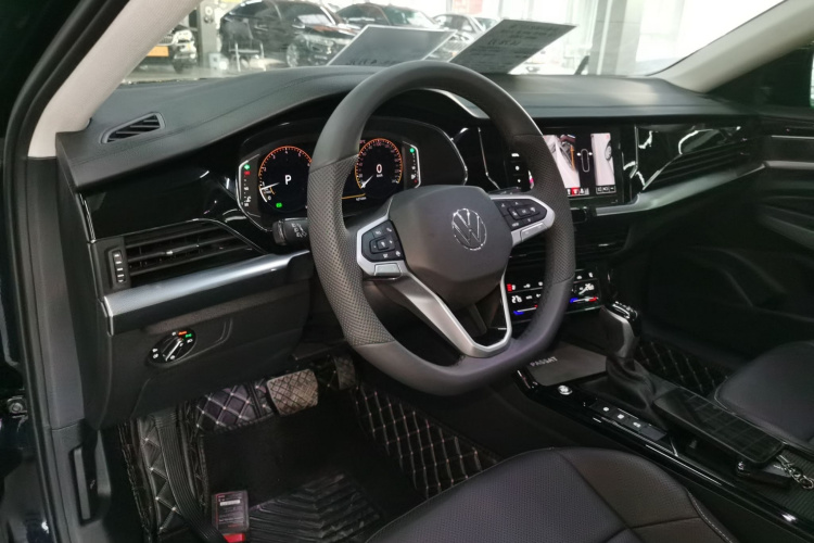 大众 帕萨特 2025款 出众款 380TSI 龙腾版中控内饰7002