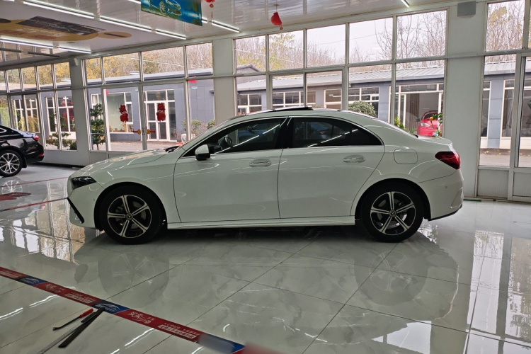 奔驰A级 2024款 A 200 L 时尚型车身外观4