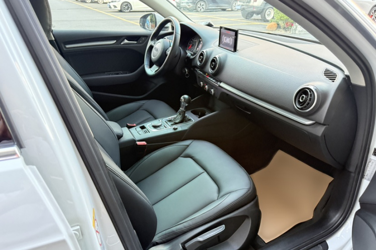 奥迪A3 2015款 Sportback 35 TFSI 百万纪念智领型中控内饰7003