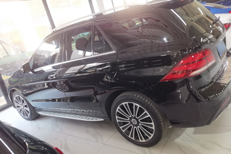 奔驰GLE 2019款 GLE 400 4MATIC 臻藏版车身外观4