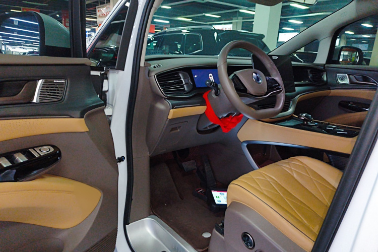 腾势D9 2024款 DM-i 980 四驱尊荣型中控内饰7003