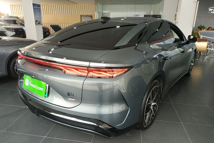 比亚迪 汉L 2025款 DM-p 四驱激光雷达旗舰型车身外观7