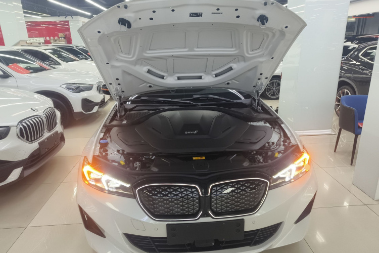 宝马i3 2025款 eDrive 40 L 曜夜套装机舱底盘24