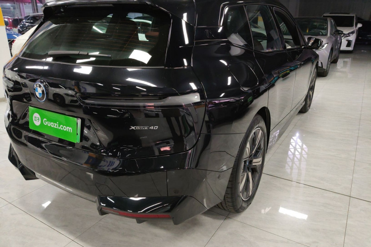 宝马iX 2023款 xDrive40车身外观9