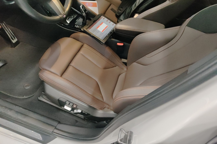 宝马X2 2021款 改款 sDrive25i 曜夜版中控内饰19