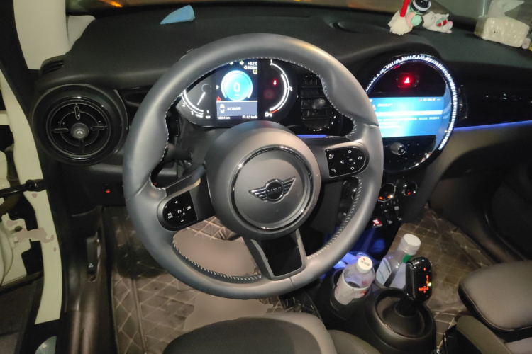 MINI 2022款 改款 1.5T COOPER 艺术家中控内饰13