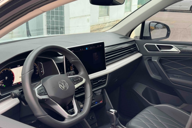 大众 途观L 2024款 出众款 330TSI 自动两驱R-Line龙耀版中控内饰7004