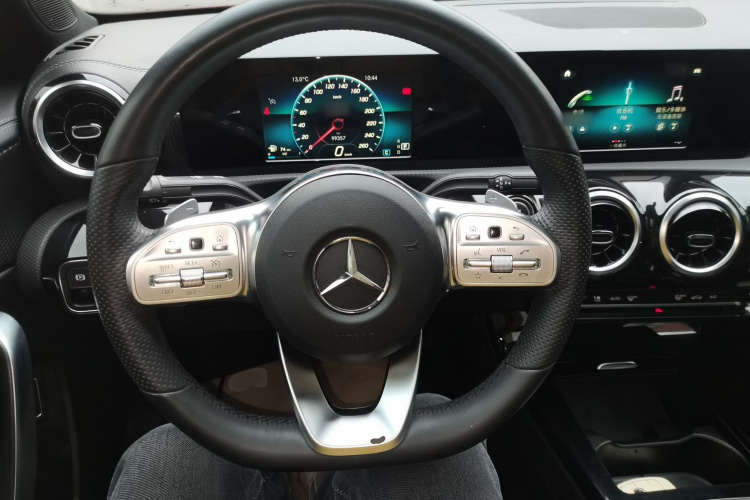 奔驰A级 2019款 A 180 L 运动轿车中控内饰13