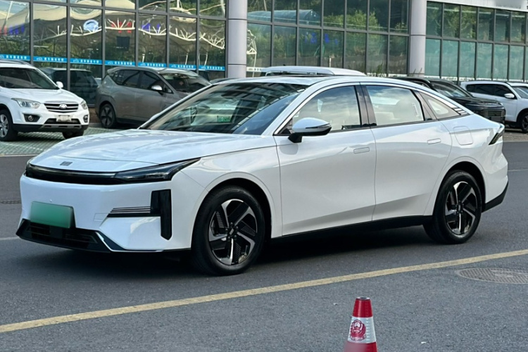 吉利银河 银河L6 2023款 60km PLUS车身外观1