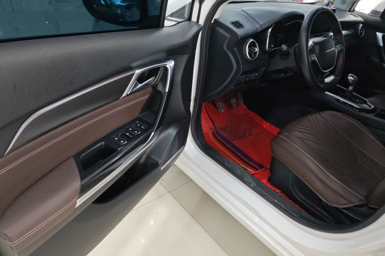 北京汽车 北京U5 2020款 1.5L 手动尊贵版 国VI中控内饰20