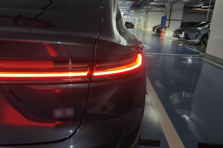 蔚来ET7 2024款 75kWh 行政版车身外观9