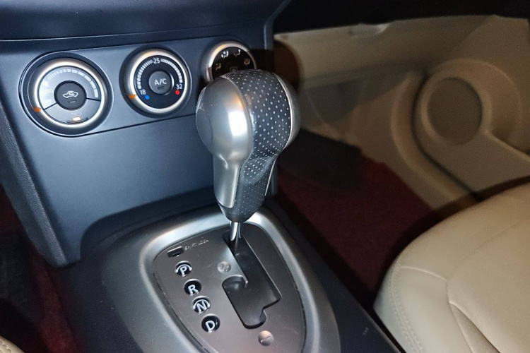 日产 逍客 2012款 2.0XV 雷 CVT 2WD局部细节18