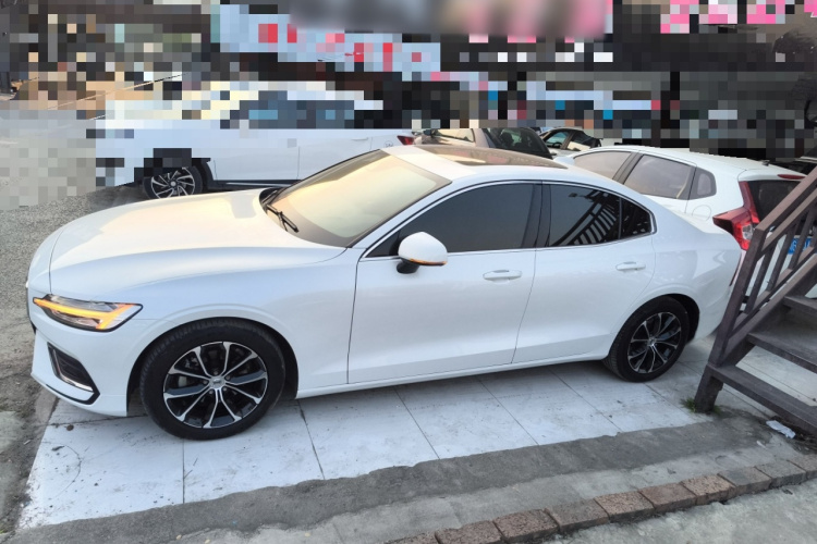 沃尔沃S60 2021款 T4 智逸豪华版车身外观4