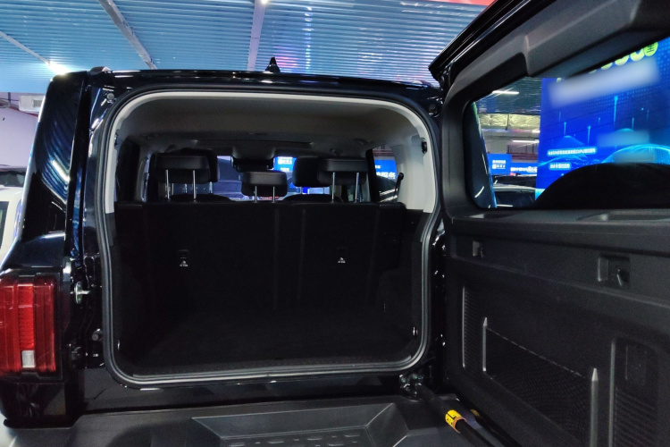 坦克300 2024款 2.0T 征服者机舱底盘23