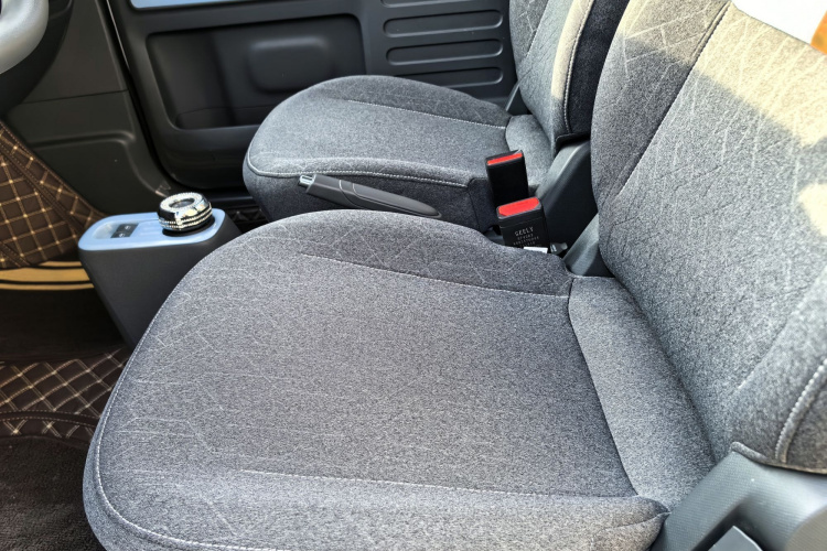 吉利银河 2024款 熊猫mini 200km 耐力熊中控内饰7011