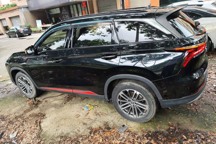 长安CS75 PLUS 2022款 1.5T 自动尊贵型车身外观4