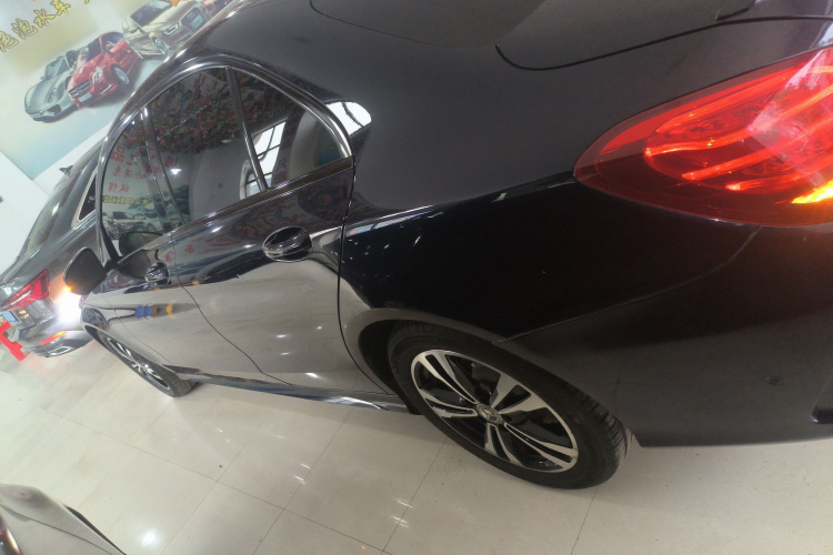 奔驰C级 2018款 C 200 运动版车身外观4