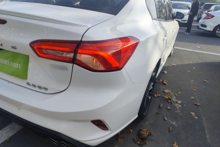 福特 福克斯 2021款 三厢 EcoBoost 180 自动ST Line车身外观9
