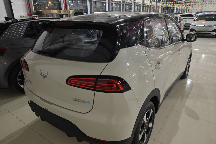 五菱汽车 五菱缤果PLUS 2024款 330km 五座版车身外观7