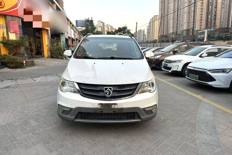 宝骏730 2014款 1.5L 手动舒适ESP版 7座车身外观2