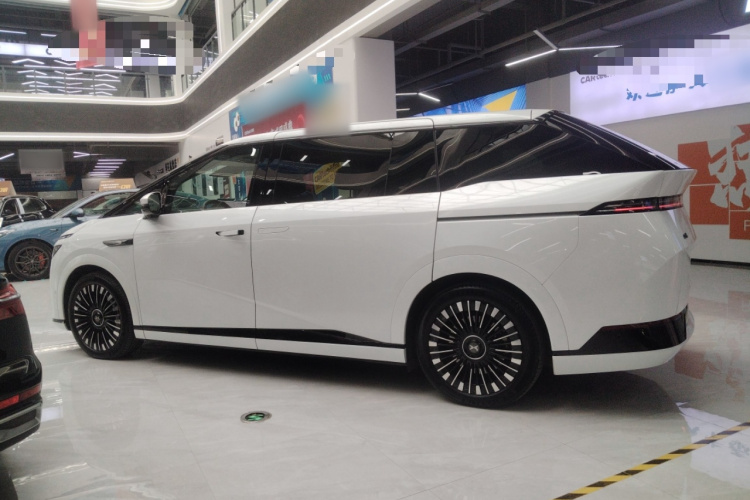 小鹏X9 2025款 740超长续航 Max车身外观4