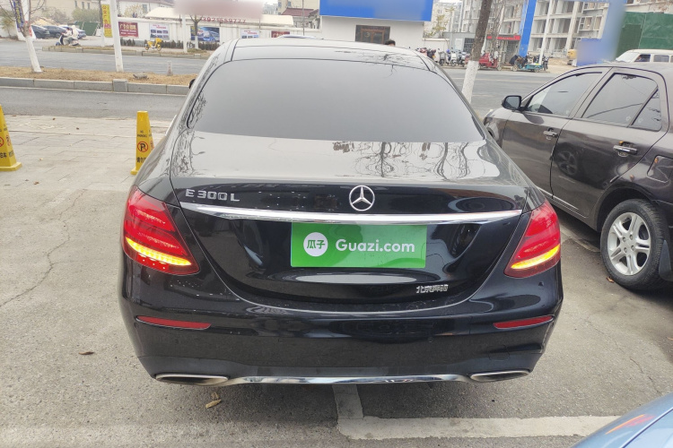 奔驰E级 2019款 E 300 L 运动豪华型车身外观6
