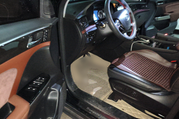 广汽传祺 传祺GS8 2017款 320T 两驱豪华智联版（七座）中控内饰7003