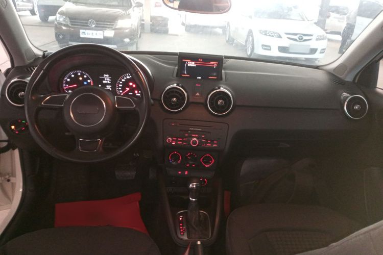 奥迪A1 2014款 30 TFSI Sportback时尚型中控内饰12