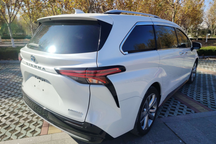 丰田 赛那SIENNA 2023款 2.5L混动 铂金版车身外观7