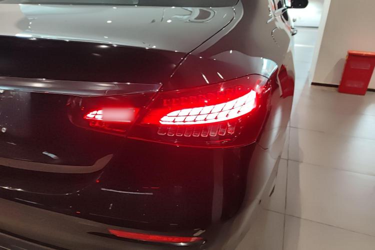 奔驰E级 2023款 E 300 L 运动时尚型车身外观9