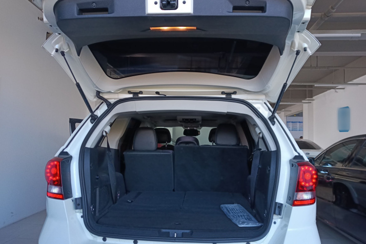 道奇 酷威 2016款 2.4L 两驱旅行版机舱底盘23