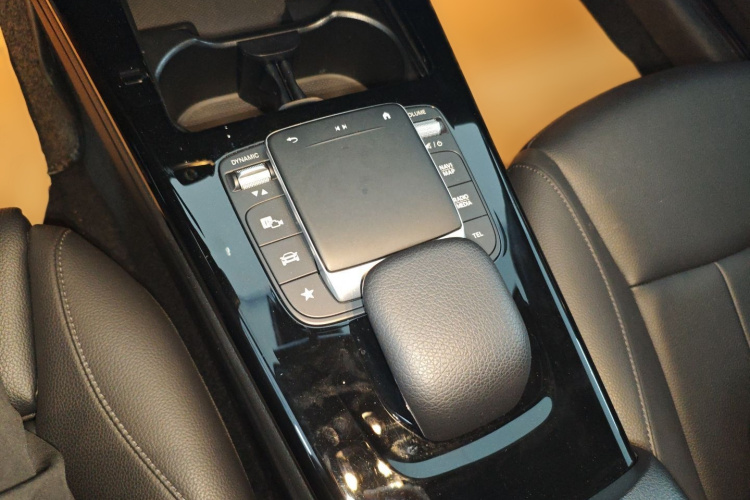 奔驰A级 2022款 改款 A 200 L 运动轿车动感型局部细节18