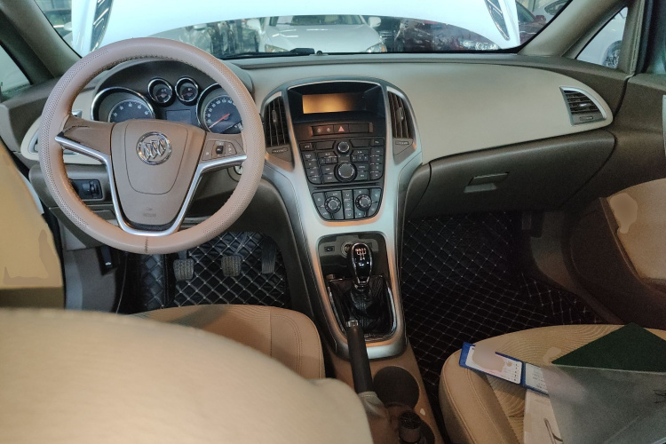 别克 英朗 2013款 GT 1.6L 手动舒适版中控内饰12