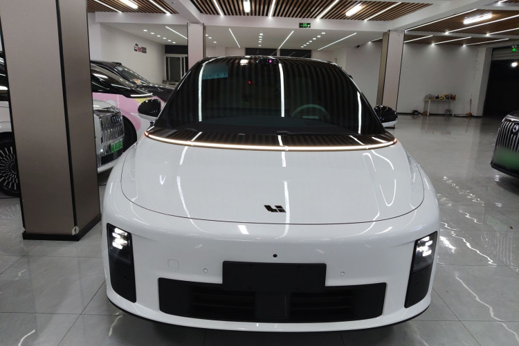 理想汽车 理想i6 2025款 四驱标准型车身外观2