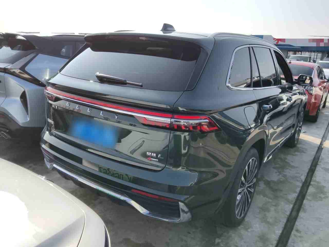 车辆右后45度角展示，车身比例协调