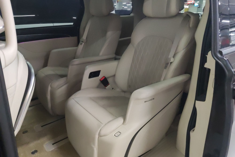 别克GL8 2022款 改款 Avenir艾维亚 七座亲礼版中控内饰21