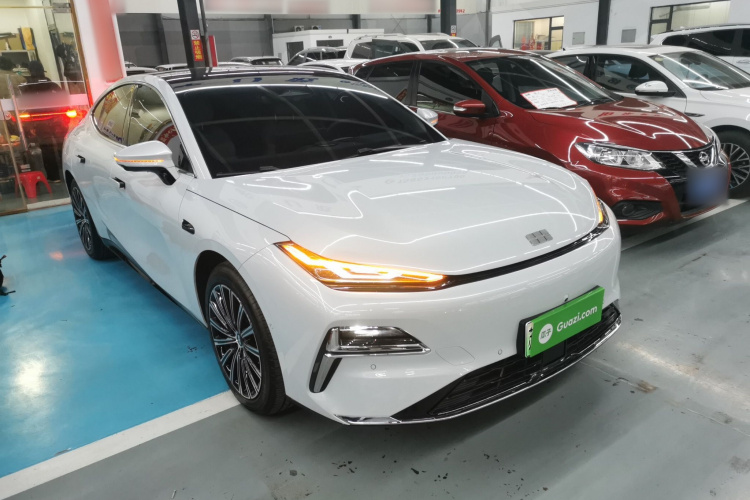 吉利银河 银河星耀8 2025款 130km EM-i 旗舰版车身外观3