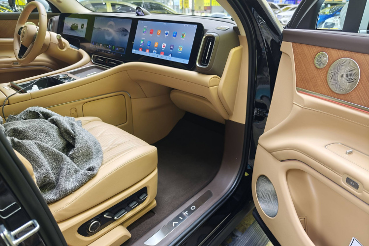 鸿蒙智行 问界M9 2024款 增程 Ultra版 52kWh 5座版中控内饰7008