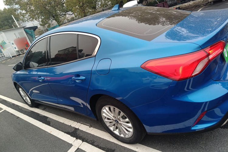 福特 福克斯 2021款 三厢 EcoBoost 180 自动锋潮型车身外观4