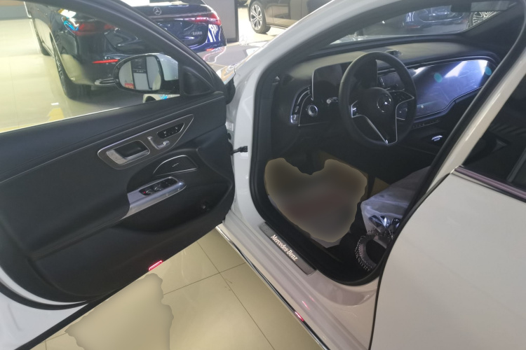 奔驰E级新能源 2024款 E 350 e L 插电式混合动力轿车中控内饰20