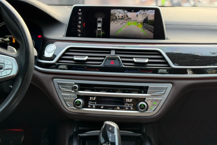 宝马7系 2018款 730Li 领先型 M运动套装中控内饰7008