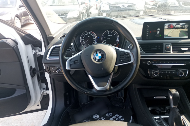 宝马1系 2019款 118i 时尚型中控内饰13