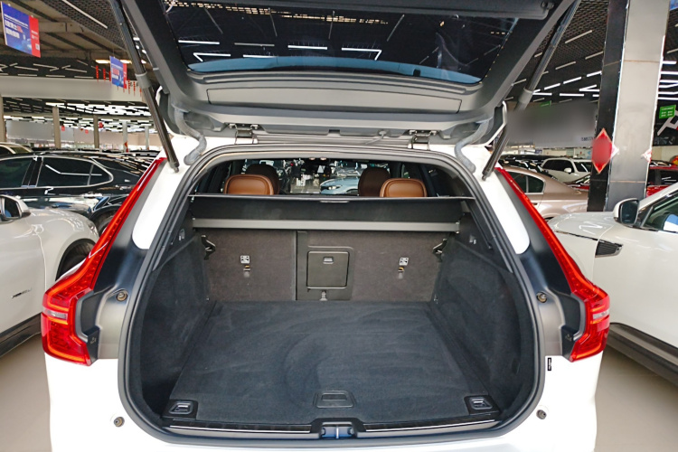 沃尔沃XC60 2022款 B5 四驱智逸豪华版机舱底盘23